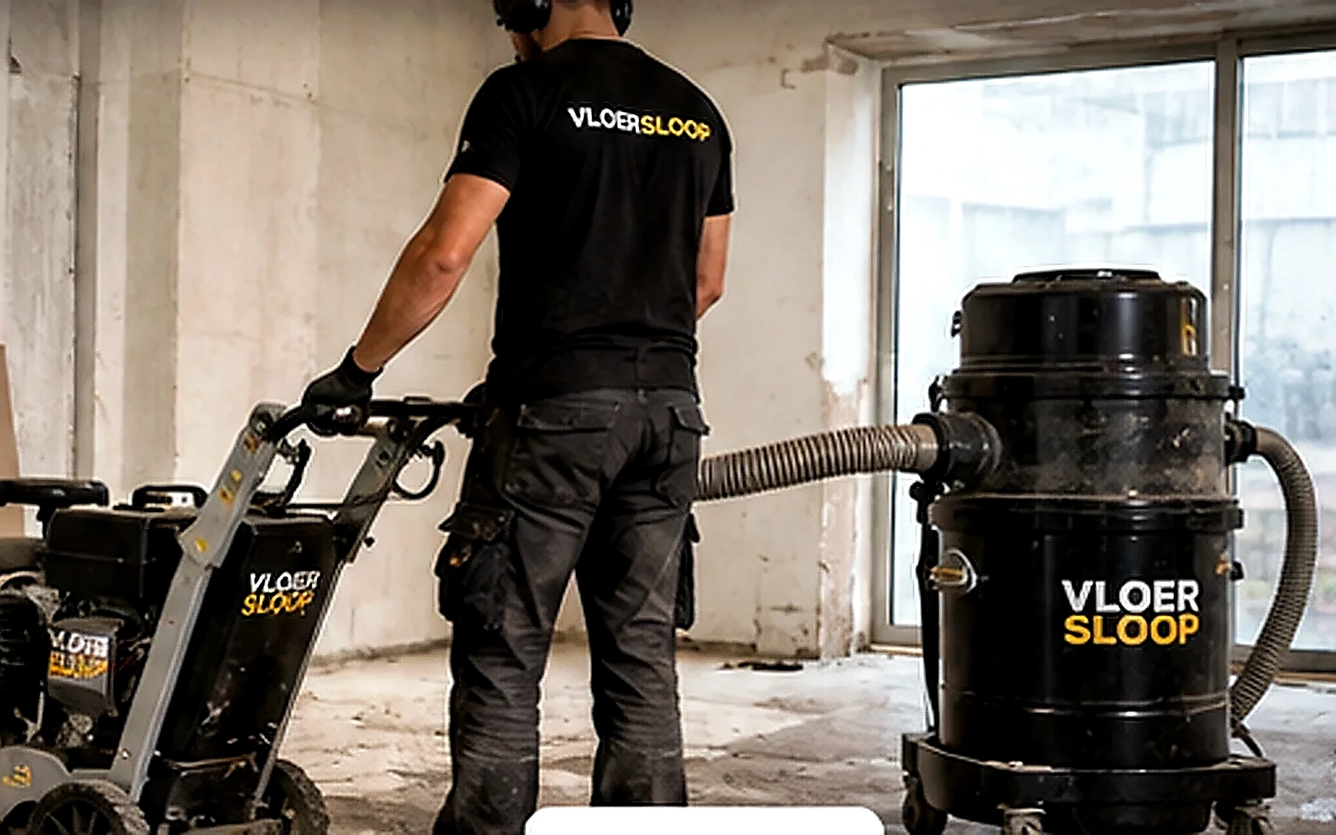 VloerSloop specialist met professionele vloerverwijdermachine en stofafzuiging